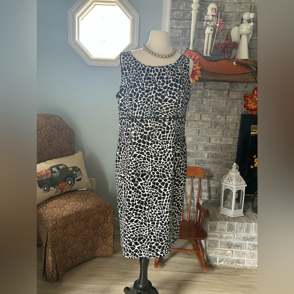 KASPER pre-owned  black and white  Sheath  dress.  Size 12.
